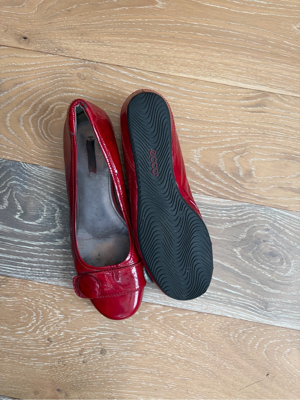 Ecco Women’s Red Patent Leather Ballet Flats with Bow Accent